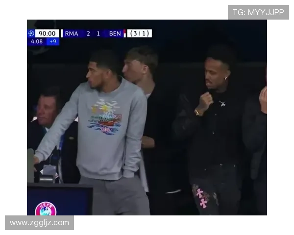 赫伊森替补观赛吃不停引热议